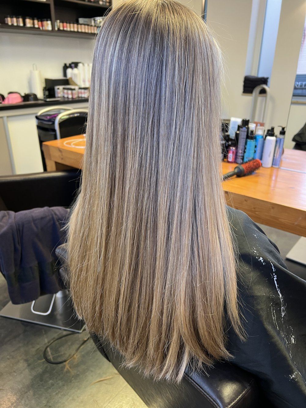 Blondes Haar mit weichem Farbverlauf nach einer Balayage.