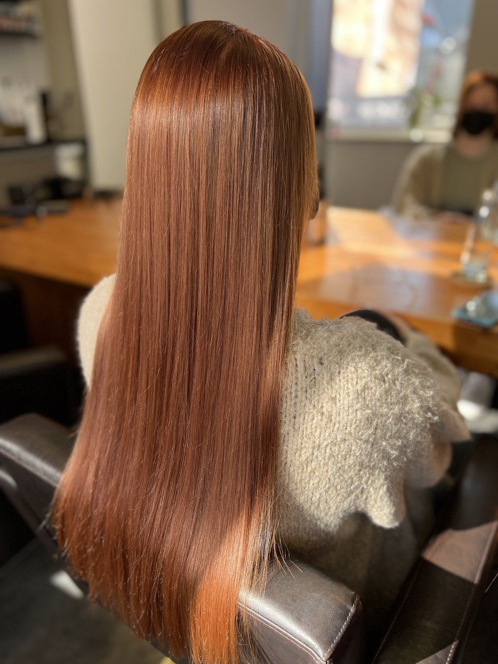 Langes, kupferfarbenes Haar nach einer Coloration im Salon.