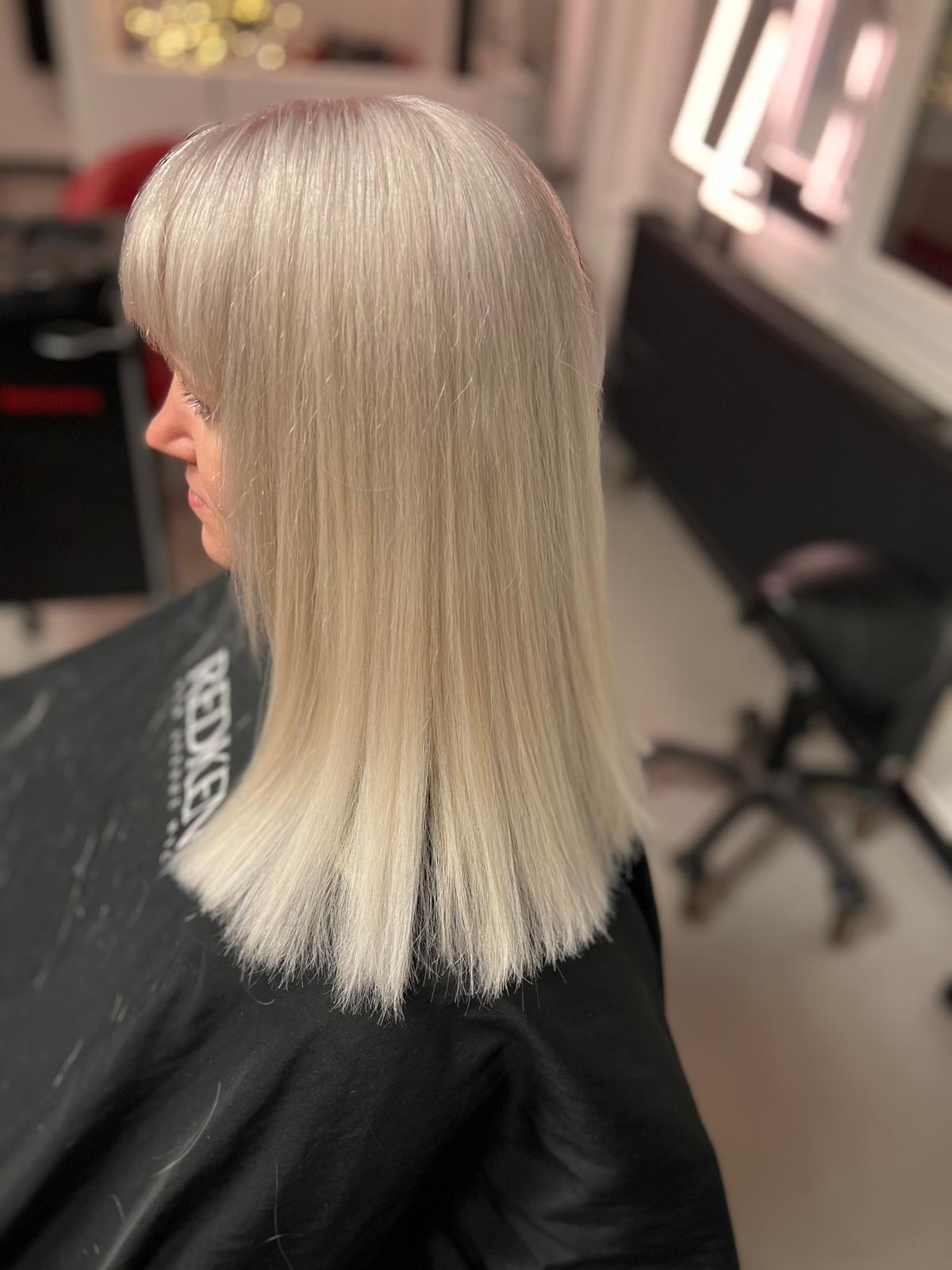 Nachher-Aufnahme mit klarem, sehr hellem Blond und kompakter Schnittlinie.